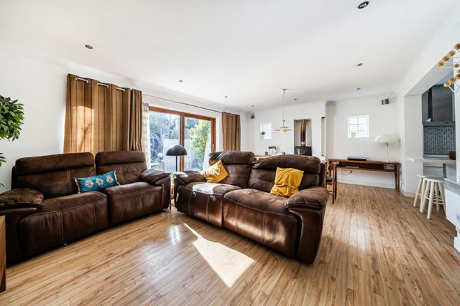 The White Cottage, 8a, Sutherland Road, Ealing photo 4