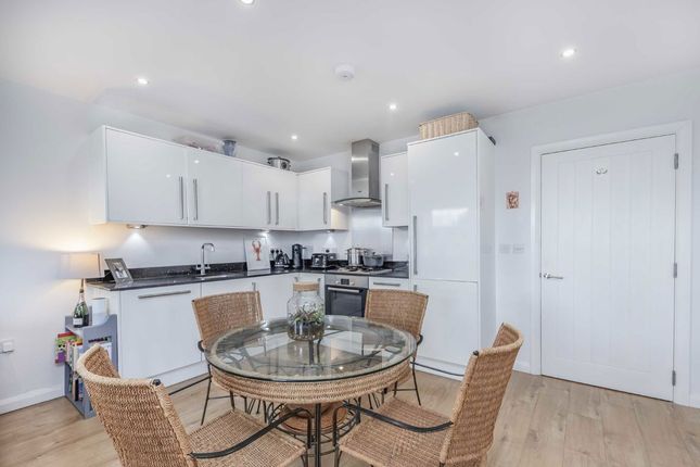 Flat 6, 1, Semley Road, London photo 3
