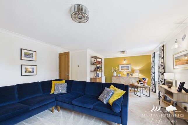 4, Dunstan Close, Chichester photo 3