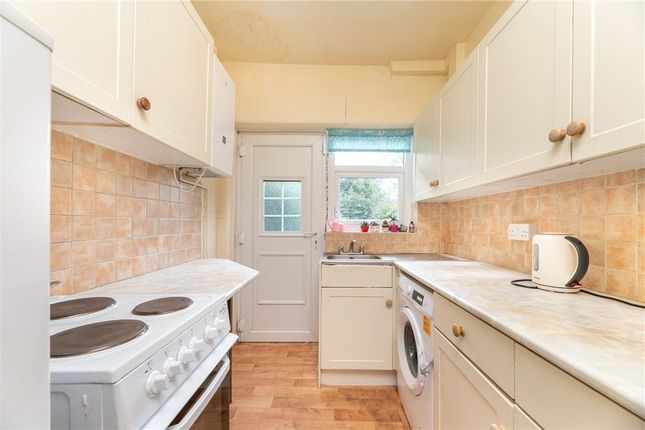64, Nab Wood Crescent, West Yorkshire photo 4