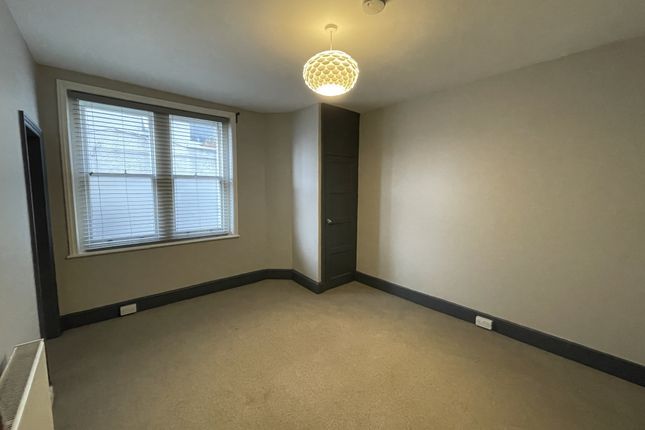 Flat to rent in Coombe Road, Croydon, Surrey
