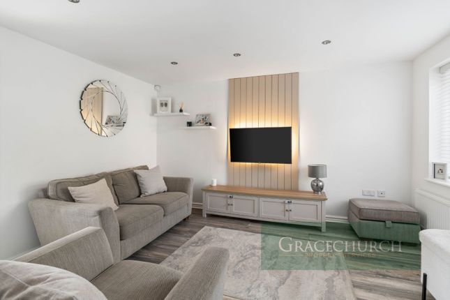 22 Foxwood Chase, Waltham Abbey photo 3