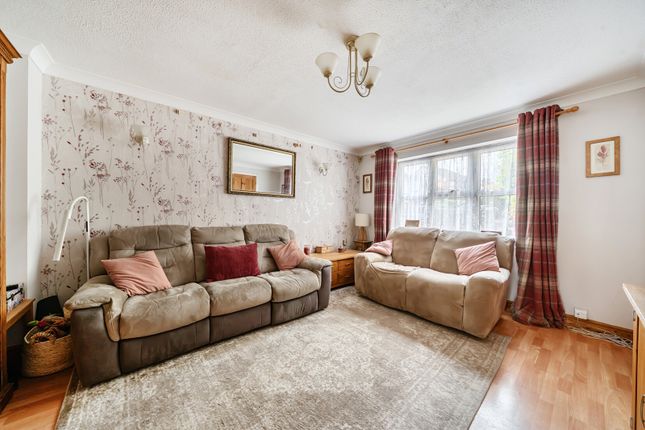 11, Meadow Close, Newbury photo 3