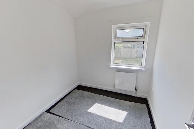 87, Lynfield Drive, Bradford photo 5