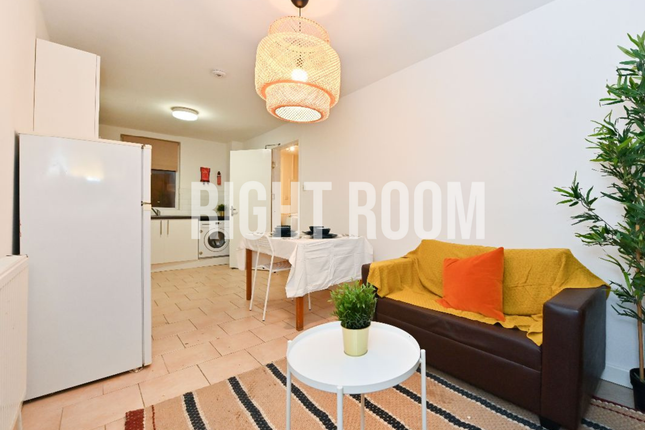 Room 2, 17 Trussell Close, Winchester photo 3