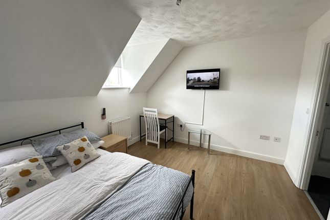 room 4, PETERBOROUGH photo 5
