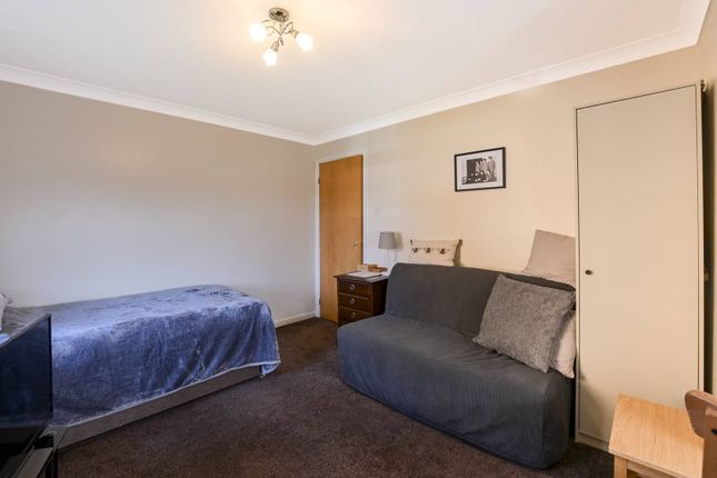 Studio flat on Silbury Avenue, Colliers Wood, £210,000