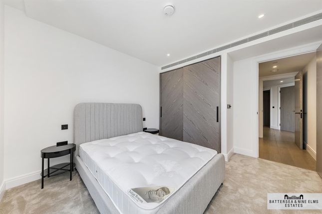 Flat for sale in Albert Embankment, London