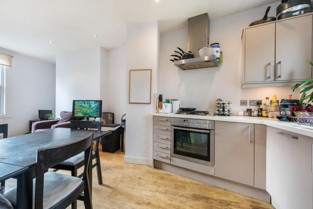 Flat to rent in Brook Drive, London