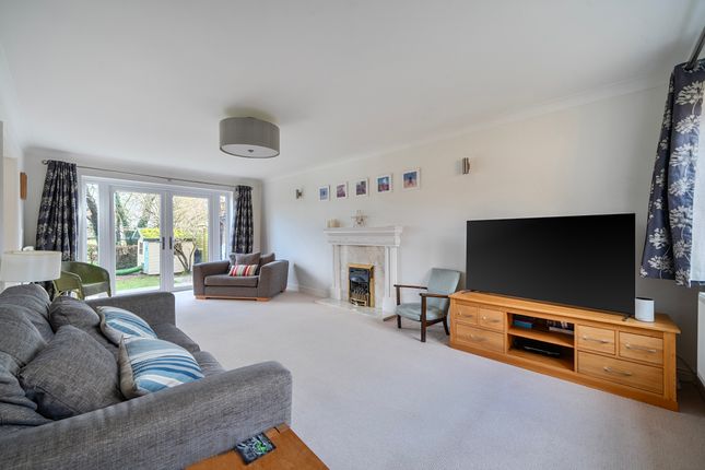 25, Greenacres Drive, Winchester photo 2