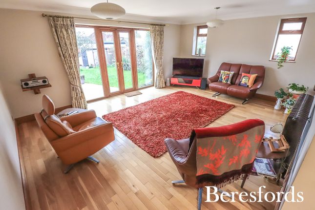 63, Newbury Gardens, Upminster photo 2