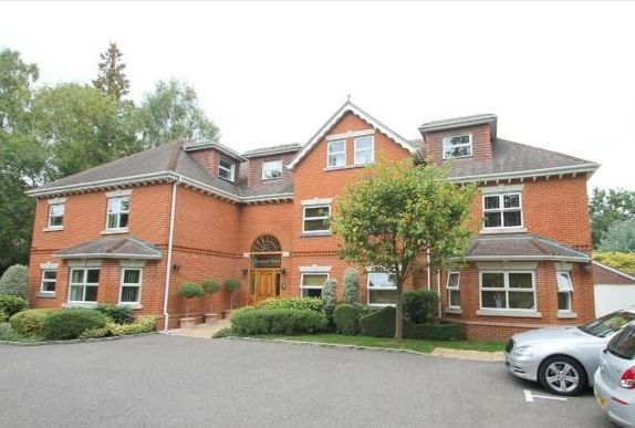 Thumbnail Flat to rent in Crawley Hill, Camberley
