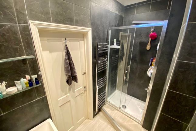 Flat for sale in Woodland Way, London