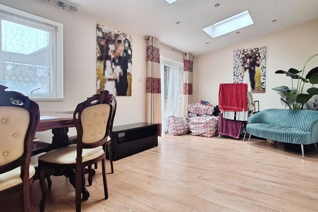 Ramsey Close, Ealing photo 2