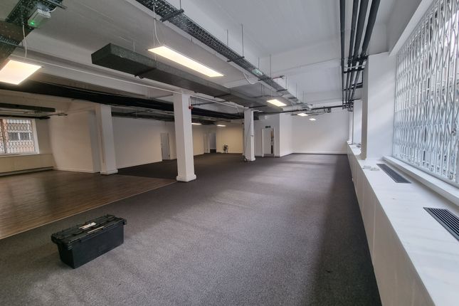 Office to let in Baltic Street West, London