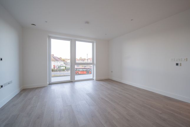 Flat to rent in Beresford Avenue, Wembley