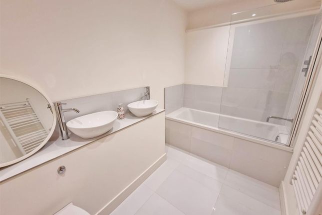 Bedroom 2 Ensuite.Jpg