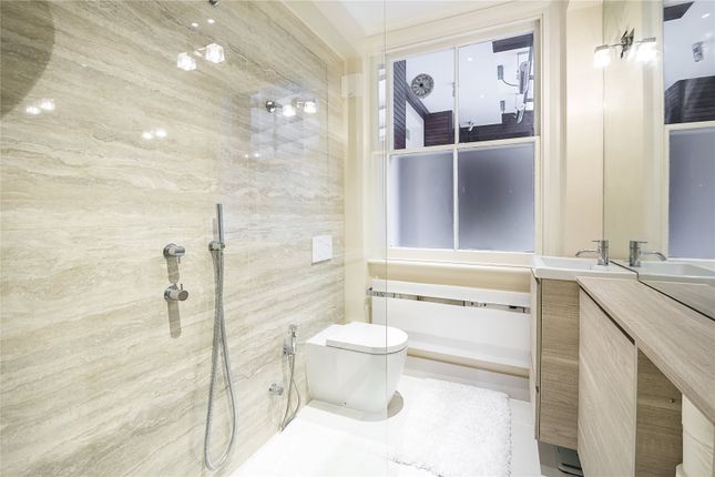 Flat for sale in Warwick Square, London