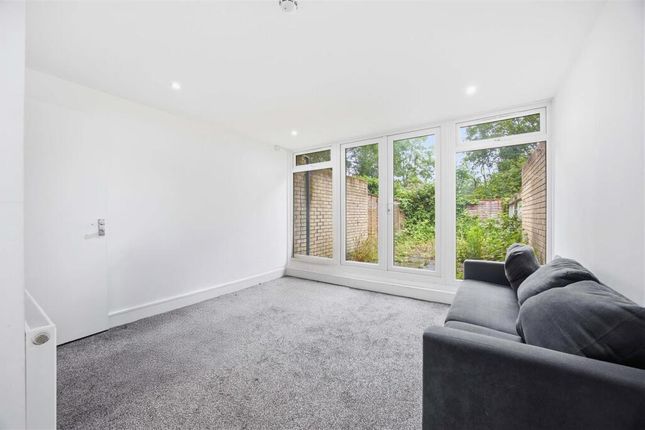 29, Barchester Close, Uxbridge photo 2