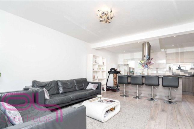 Benen Strock Rd - Lounge To Kitchen 2.Jpg