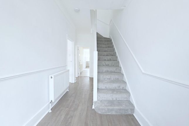 42, Bourne Hill, Palmers Green photo 3