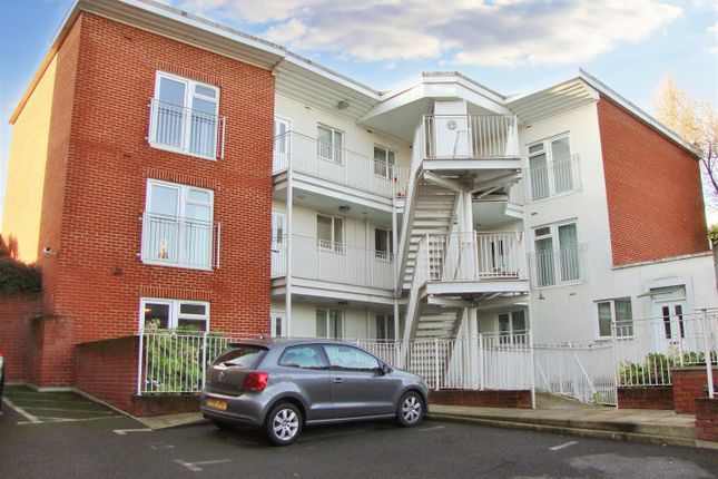 Flat to rent in Walnut Tree Close, Guildford
