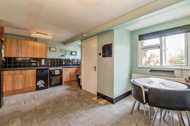 23, Littlebury Green, Basildon photo 2