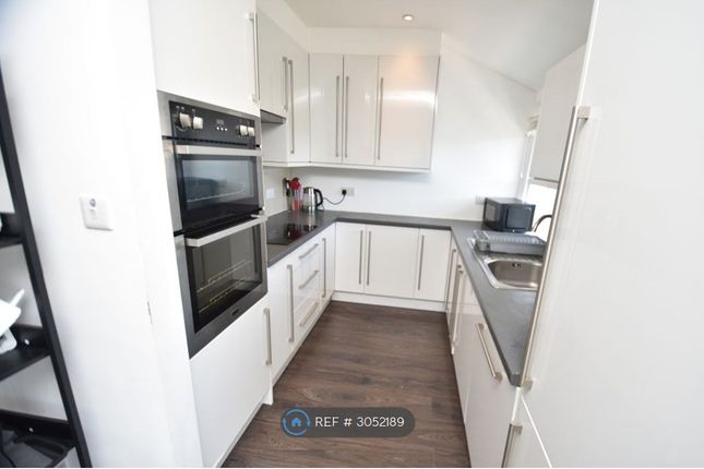 C Oaklands Grove, London photo 3