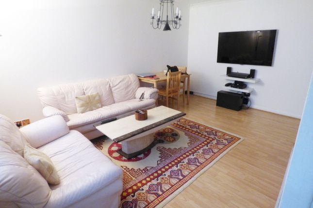 19, Tanglewood Close, Middlesex photo 2
