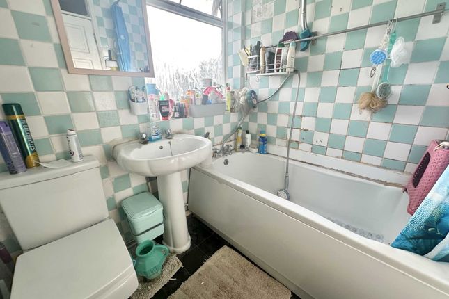 End terrace house for sale in Southdrift Way, Luton