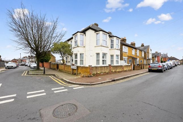 20 Walton Road, Hoddesdon photo 2