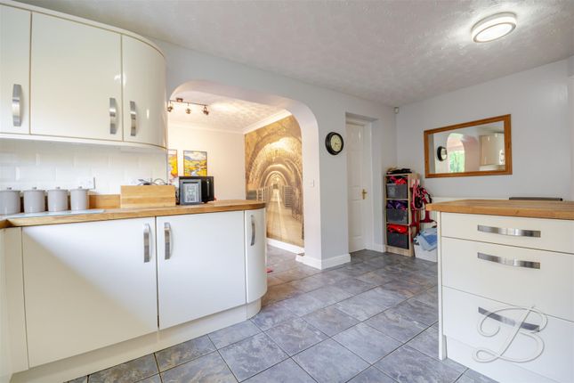 14, Chestnut Close, Harlow Wood photo 2