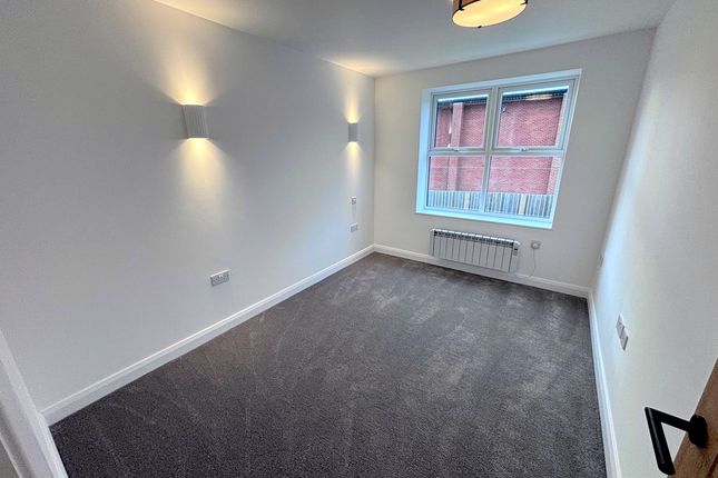 Flat to rent in Chapeltown Road, Bromley Cross