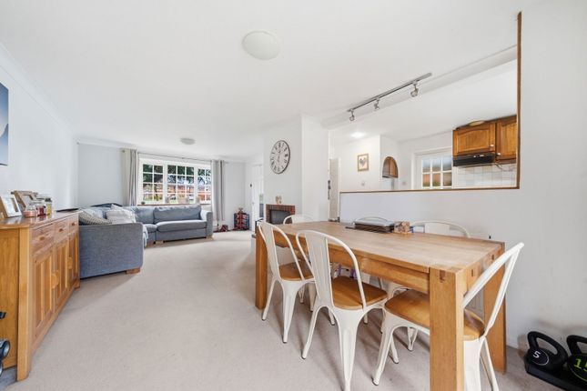 43, Nightingale Crescent, West Horsley photo 3