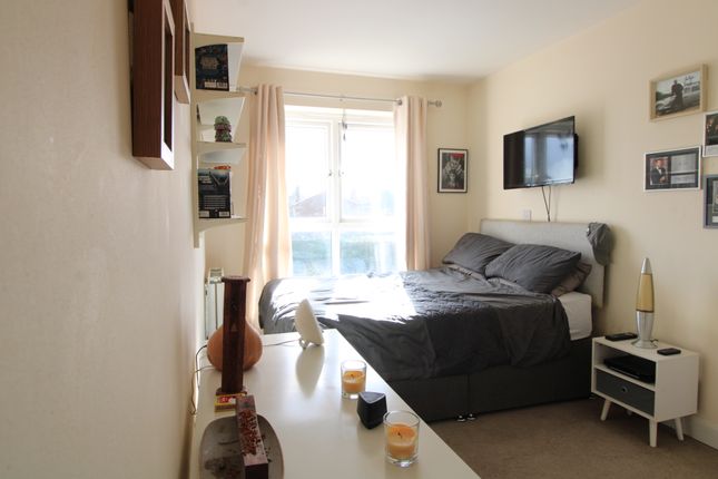 Flat for sale in Moulsford Mews, Reading