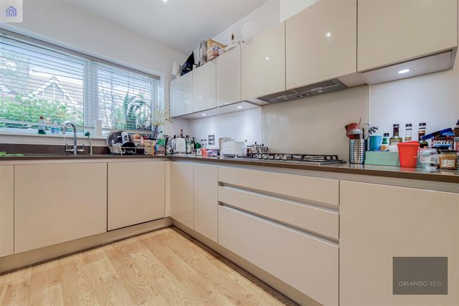 Terraced house to rent in Valley Road, London
