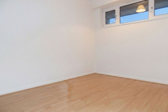 Flat 35, Keir Hardie House Marian Way, London photo 5