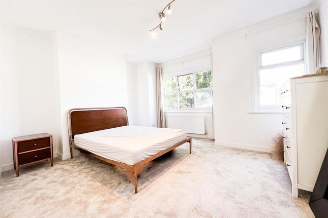 26 Park Grove Road, London photo 3
