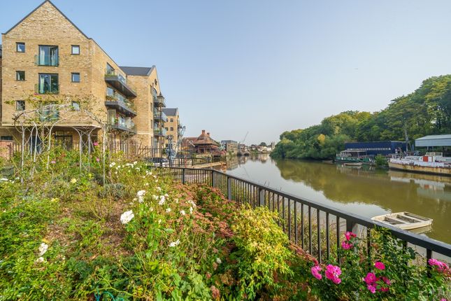 Flat to rent in Lion Wharf Road, Isleworth