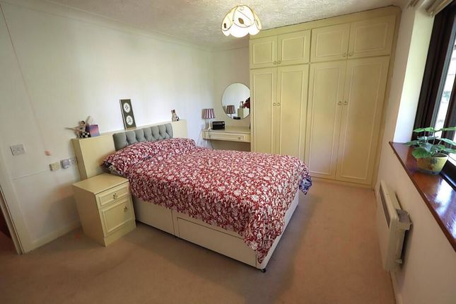 30 Meadowcroft, High Street, Bushey photo 4