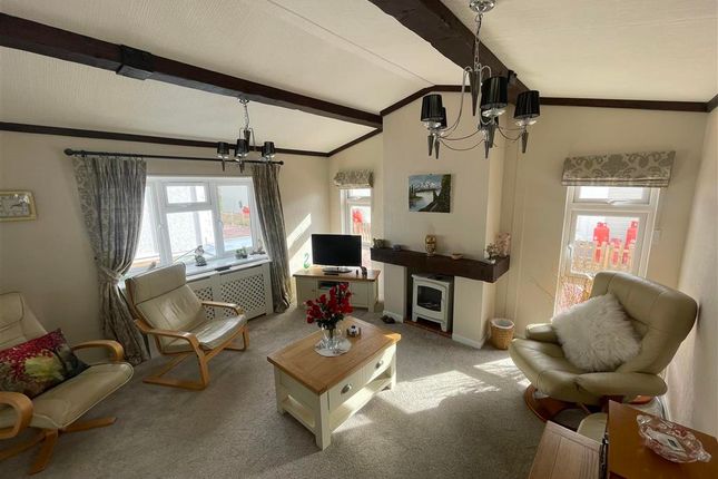 Thumbnail Mobile/park home for sale in Maidstone Road, Paddock Wood, Kent