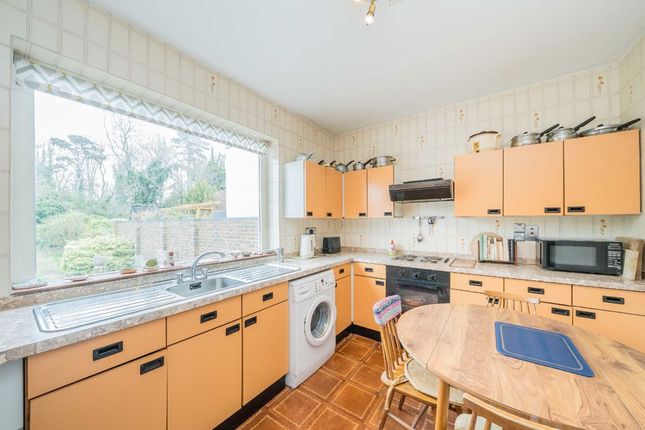 15, Queens Way, Feltham photo 3