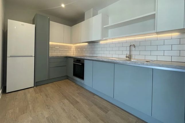 6 Devonshire Avenue, Woking photo 2