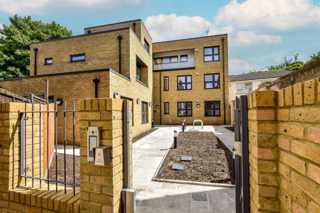 Thumbnail Flat for sale in James Yard, Queens Road, Watford