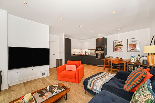 Flat 201, London photo 3