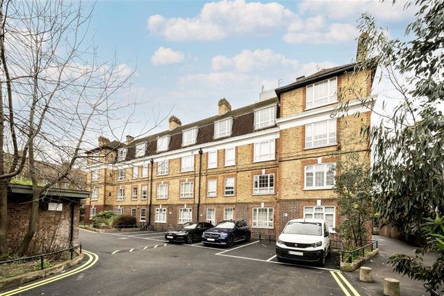Flat for sale in Black Prince Road, London