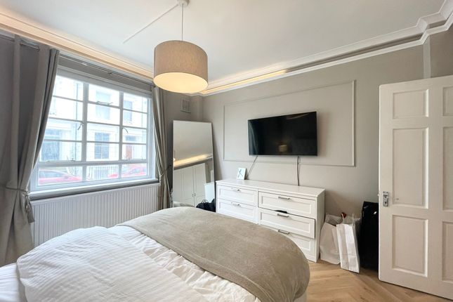 Flat for sale in Hatherley Grove, London