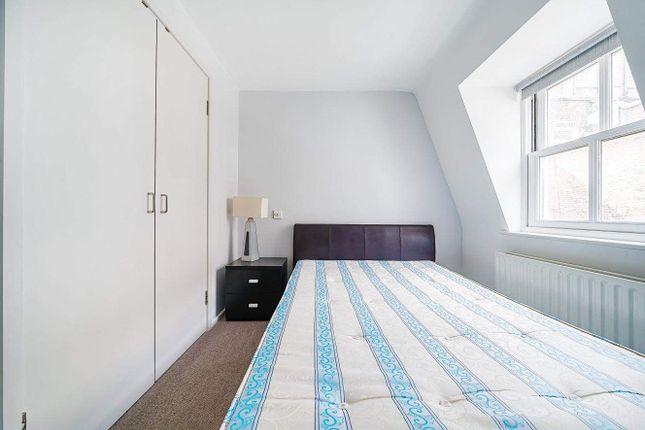 Flat for sale in Brook Mews North, London