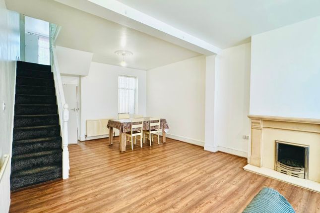 132, Sutton Court Road, London photo 2