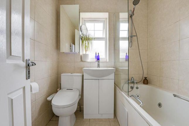 14, Sandown Court, London photo 3